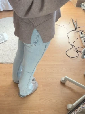 Ljusblå Jeans  - Säljer ett par ljusblå jeans från Gina Tricot. Är mycket bra längd i byxbenen, kontakta för mer info!!💓💓