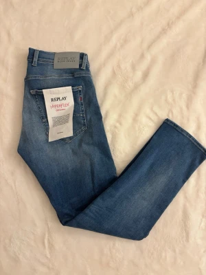Replay Grover Hyperflex blå jeans - Säljer ett par helt nya Replay Grover Jeans i storlek W32 L30. Prislapp tillkommer! Tveka inte att höra av dig vid eventuella frågor!👍🏽