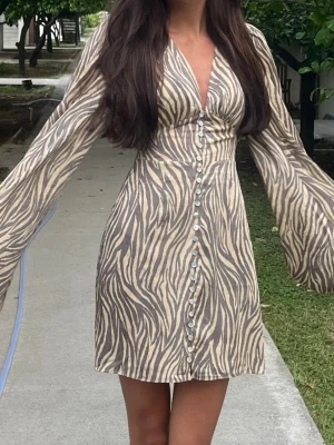 Adoore klänning - Så snygg Adoore klänning! I storlek 34. Endast använt fåtal gånger. Inga defekter.