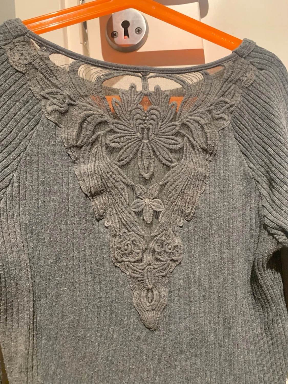 Grå ribbad tröja med spetsdetalj - 1