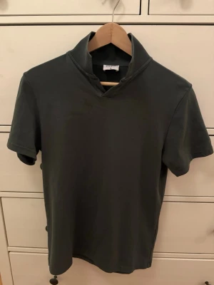 Filippa K pike  - En mörkt grön Filippa K piké utan knappar. Nypris: runt 800kr| mitt pris 350kr endast använd en gång. Hör av er vid frågor. 😊