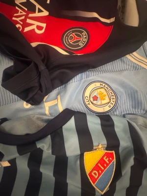 3 stuckna fotbollströjor man behöver it köpa alla tre  - Tre styckna fotbollströjor Dif Manchester city och psg psg e signad vet ej av vem ( skriv för storlekar alla e lite olika)