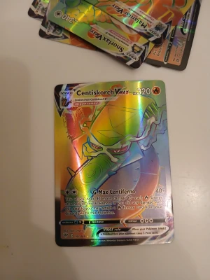 Pokémonkort Centiskorch VMAX - Säljer ett Pokémonkort av Centiskorch VMAX med 320 HP. 