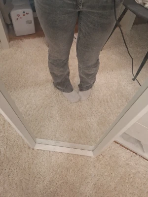 Grå lowrise flare jeans - Snygga grå low rise flare jeans med tvättad effekt. Knappt använda klassisk femficksmodell och säljer för att de inte passar på mig längre💗