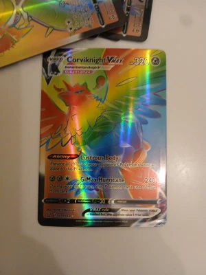 Pokémonkort Corviknight VMAX Rainbow - Säljer ett Pokémonkort  Corviknight VMAX Rainbow Rare. 