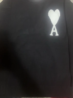 Ami Paris  - Svart stickad tröja från Ami Paris med vitt hjärta, helt ni skriv om du ska köpa bara, passar M perfekt