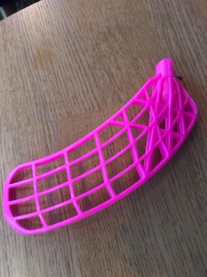 Innebandyblad i neonrosa plast - Säljer ett rosa innebandyblad. Bladet är tillverkat i plast. Passar dig som vill sticka ut på planen. Bladet är i ny skick alltså är det inte använt.