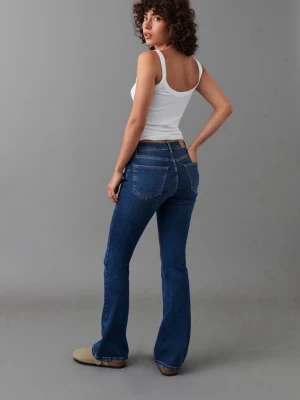 Gina bootcut jeans blå - Snygga blå Gina jeans med klassisk bootcut-passform. Jeansen har fem fickor, låg midja- normalhög midja och raka ben som slutar i en lätt utsvängning. Perfekta för en avslappnad och trendig look.