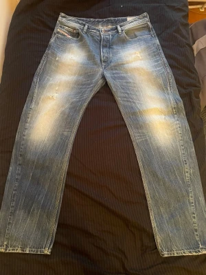 Vintage diesel jeans - Tjena, säljer nu ett par vintage jeans från diesel med en klassisk look och lite slitningar🤩 passformen är straight, ovanför ena bakfickan så är det en liten slitning men inget märkvärdigt det är bara att höra av dig om du vill ha fler bilder eller nån fråga!🤩Pristengår även att diskuteras!