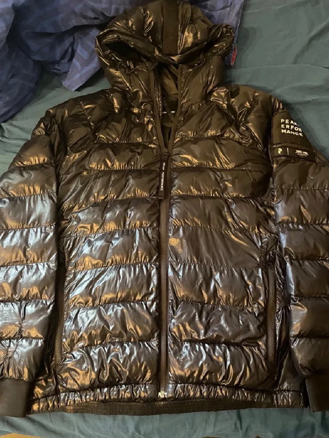 Svart dunjacka från Peak Performance