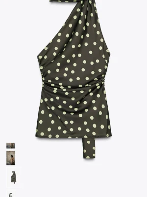Prickig topp från Zara - Trendig topp med prickar och asymmetrisk halterneck. Snygg drapering och unik design med en axel bar och scarf!!! Helt ny och aldrig använd prislappen kvar