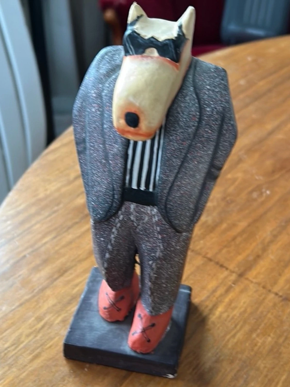 Dekorativ hundfigur i kostym