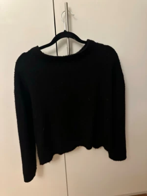 Svart stickad tröja - Helt vanlig svart stickad tröja