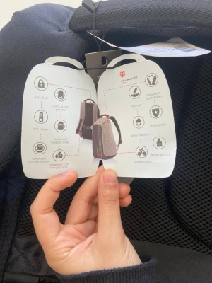 Svart ryggsäck från XD Design - Snygg svart ryggsäck från XD Design med smarta funktioner som USB-laddningsport, dolda fack och vadderad baksida. Tillverkad i slitstarkt syntetmaterial och har reflekterande detaljer samt justerbara axelband. Perfekt för dig som vill ha både stil och funktion.