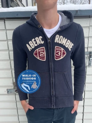 Abercrombie & Fitch ziphoodie - Tja! Säljer nu denna sjukt snygga och vintage ziphoodie från abercrombie. Skick 8/10 mycket bra med slitningar som bara gör de snyggt. Modellen är 181 men passar allt mellan 167-179 som bäst. Hör av er vid funderingar!