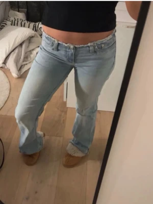Ljusblå bootcut jeans lågmidja - Säljer ett par ljusblå jeans med bootcut passform och låg midja. Klassisk femficksmodell i mjukt denimtyg, perfekta till en avslappnad stil. Snygga att matcha med crop top eller hoodie.