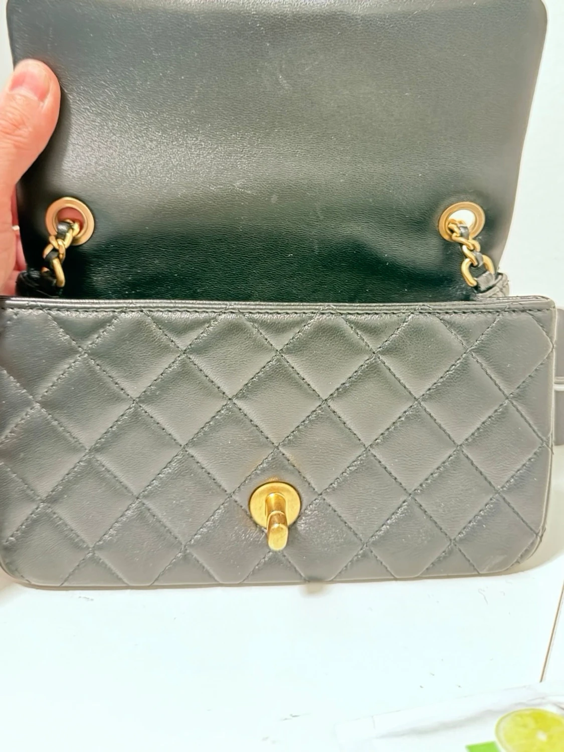 Svart quiltad axelväska i skinn - 5