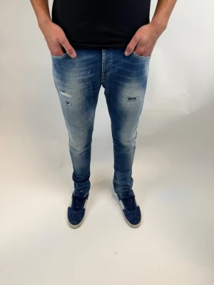 Dondup Jeans George  - Dondup Jeans George! Trendigaste jeansen på marknaden.  Ny pris= 4000 kr Säljs för= 1099 kr (Modellen har original slitningar från fabrik vilket är väldigt eftertraktat och populärt)