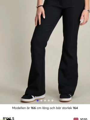 Svarta bootcut kostymbyxor RYVLS( köpta på kids brand store) - Säljer ett par svarta kostymbyxor från RYVLS i storlek 152. Byxorna har bootcut-modell med vida ben, bälteshällor och bakficka. Säljer då det inte passar mig.Orginalpris är 399kr🥰helt nya och aldrig använda❤️(skriv för fler bilder)