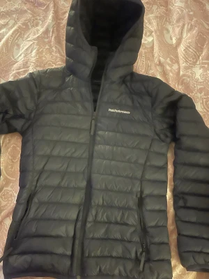 Svart dunjacka från Peak Performance - Snygg svart dunjacka från Peak Performance stl S. Bra skick!