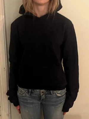 Svart hoodie med huva - En stilren mörkblå hoodie med huva och långa ärmar. Hoodien har en klassisk passform och är perfekt för en avslappnad look. Materialet ser mjukt och bekvämt ut, och den saknar synliga loggor eller tryck. Pris kan diskuteras!!🔥