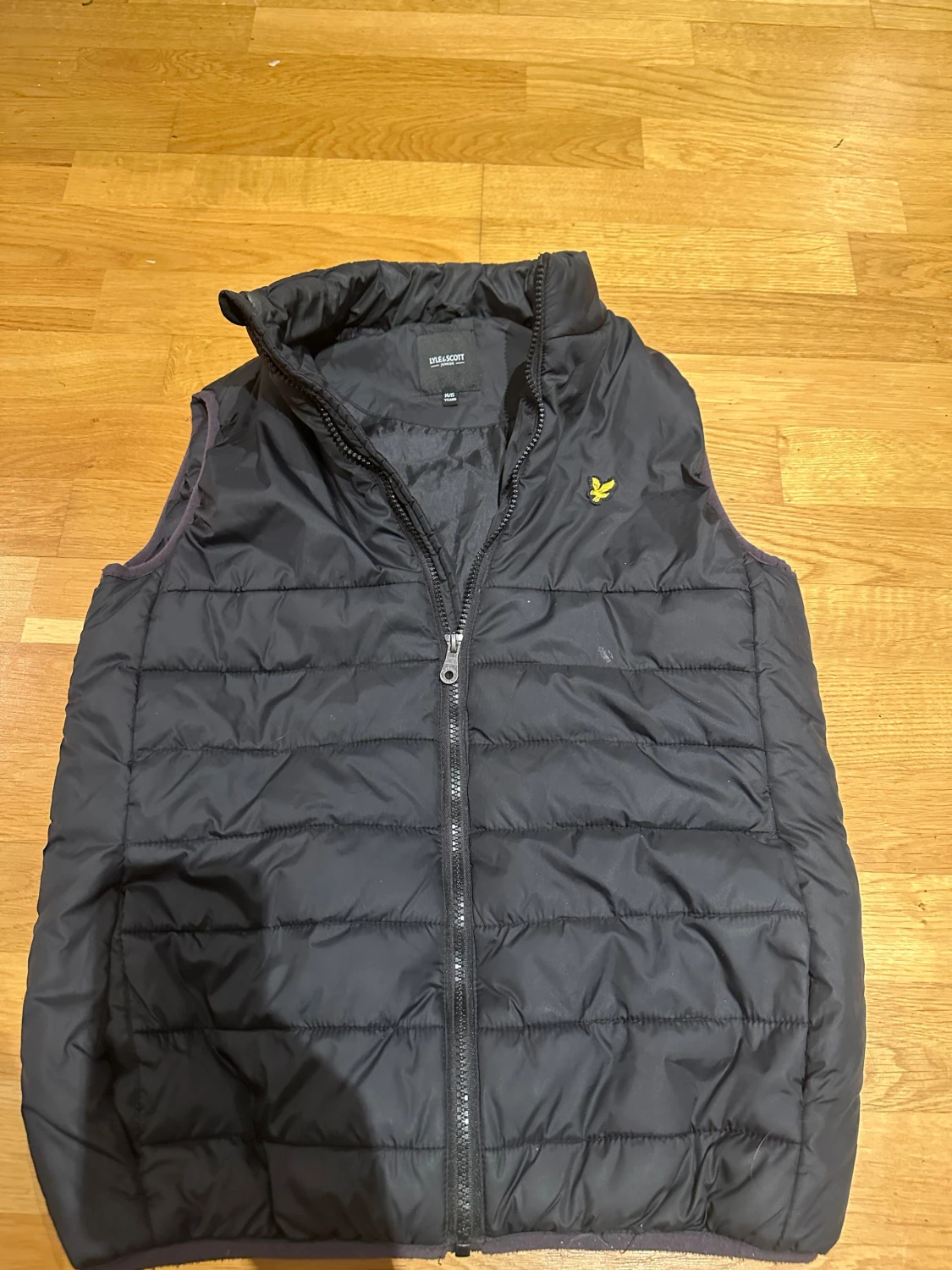 Svart pufferväst från Lyle & Scott