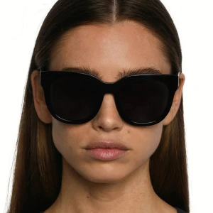 Corlin Eyewear solglasögon - Svarta solglasögon från Corlin Eyewear. Svart båge och mörka glas i modellen ”Monza Black”. Köptes för ca 1400💗