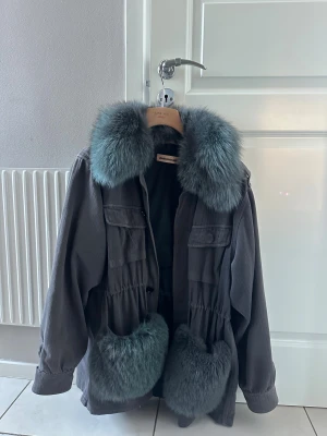 Grå custommade jacka - Säljer min gråa custommade jacka! Såå fin men kommer inte till användning. Står att de är storlek L men passar mig som är S/M. De beror på hur man vill att den ska sitta! Älskar men kommer ej till användning då jag har många andra jackor 💛💛💛