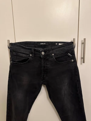 Svarta Replay jeans, storlek 29/30 - Snygga svarta jeans från Replay helt okej skick !