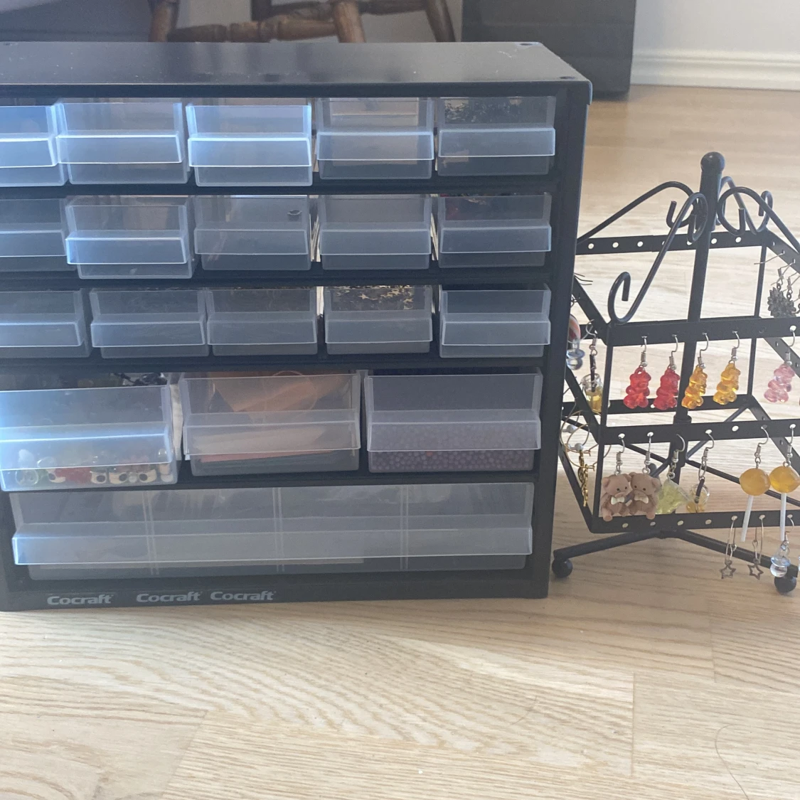 Smyckeset med örhängen och tillbehör