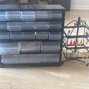 Smyckeset med örhängen och tillbehör - ⭐️Säljer ett smyckeset med olika örhängen och tillbehör. Innehåller silver- och guldfärgade ringar, färgglada pärlor och diverse smyckesdelar. Perfekt för att skapa egna unika smycken för billigt pris!⭐️🌸 