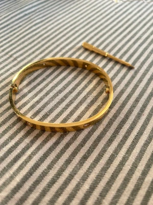 Love Bracelet - Guldigt armband som passar alla.