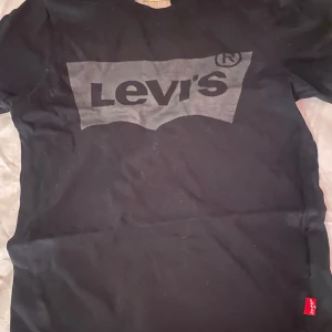 Levis tröja - Jag säljer en levis tröja eftersom de. Är förliten det är stl 10 typ 134/140