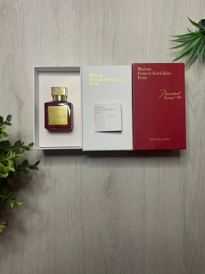 Maison Francis Kurkdjian Baccarat Rouge 540 - Baccarat rouge 540 (70ml)  - storlek: 70ml 📏 - Skick: 10/10♻️  - Pris: 755kr💵  - Färg: Röd🔴 - Fraktas samma dag, anländer till ditt hus inom 3-4 arbetsdagar🚚 Tveka inte att skriva vid minsta fråga💭 