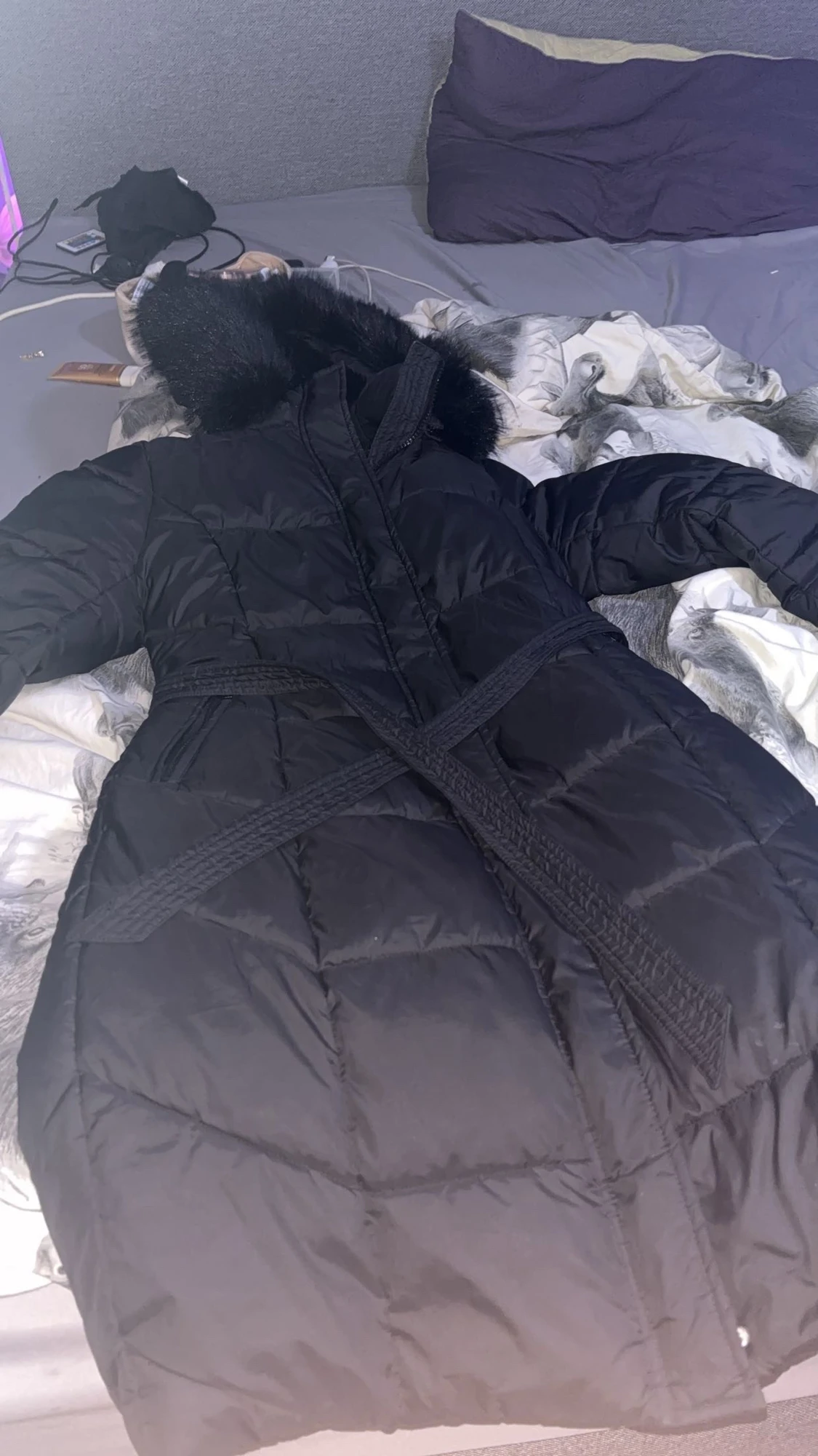 Svart lång pufferjacka med päls - 1