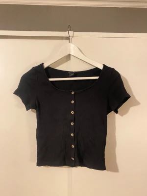 Topp Monki S - Topp från Monki i storlek S. Lite kortare och tajt i modellen
