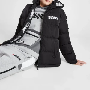 Svart puffer HOODRICH ‼️ - HOODRICH pufferjacket perfekt nu till vinterns kalla dagar! Jackan är XS och passar dig som är mellan 170-180/185! Kom privat för mer bilder och sånt. Kan byta också‼️‼️‼️‼️ den har ett litet håll i armhålan men det är lätt att sy igen utan att det syns de blivit sytt 