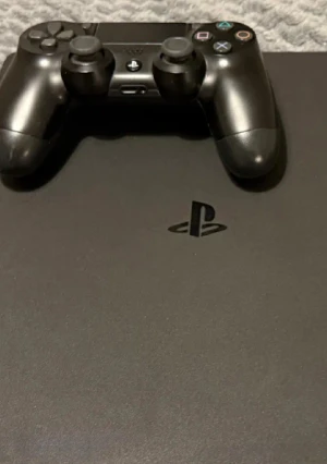 PlayStation 4 - Sony PlayStation 4 med originalkontroll. Konsolen har en stilren svart design och ser ut att vara i gott skick utan synliga repor eller skador. Perfekt för gaming och underhållning. Levereras med en DualShock 4-kontroll.
