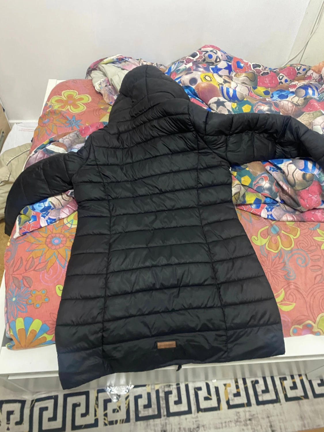 Svart lång dunjacka med huva - 1