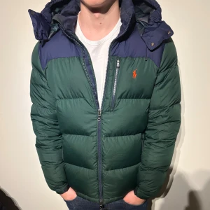 Ralph Lauren Dunjacka - En riktigt snygg dunjacka från ralph lauren i fint skick! Storlek M. Hör av er vid frågor!