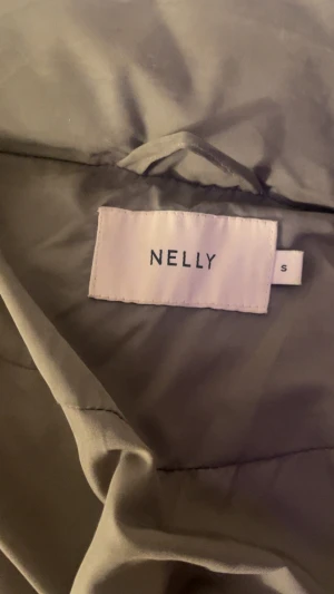 Beige pufferjacka från Nelly - Säljer en beige pufferjacka från Nelly i storlek S. Jackan har en quiltad design, dragkedja framtill och hög krage. Perfekt för dig som vill ha en varm och snygg jacka med chill vibe. Passar dig som gillar streetstyle och vill hålla dig varm under hösten och vintern.