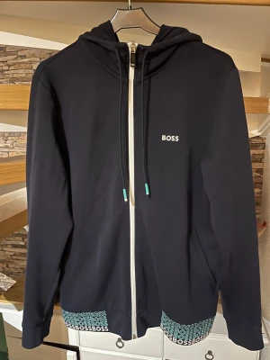 Svart hoodie från BOSS med dragkedja - Snygg svart hoodie från BOSS 