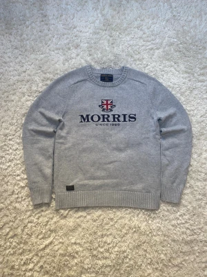 Grå Morris tröja - Skick 9,5/10, inga defekter. Storlek S vilket passar 168-176. Gåva ingår vid köp!