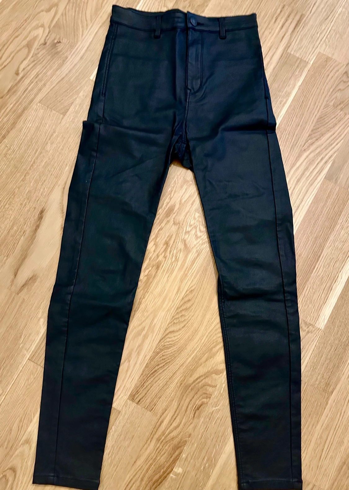 Konstläder high waist byxor från Stradivarius - 3