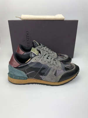 Valentino rockrunners  - BLACK FRIDAY REA!! Valentino skor. Hör av dig vid frågor. 41 passar 42