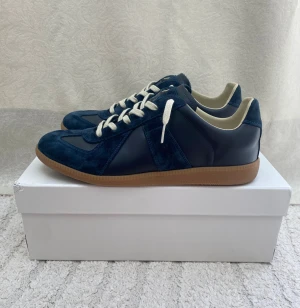 Maison Margiela Gats - Maison Margiela Gats i navy blue. Ebdast använda 1 gång, utan några tecken på användning. Hör gärna av dig vid frågor/bud🙌 äkthetsbevis finns