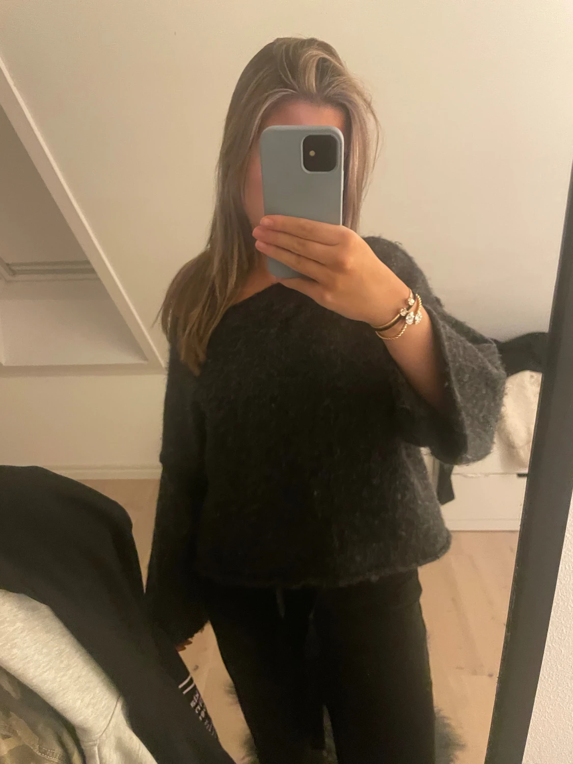 Mörkgrå stickad tröja med vida ärmar