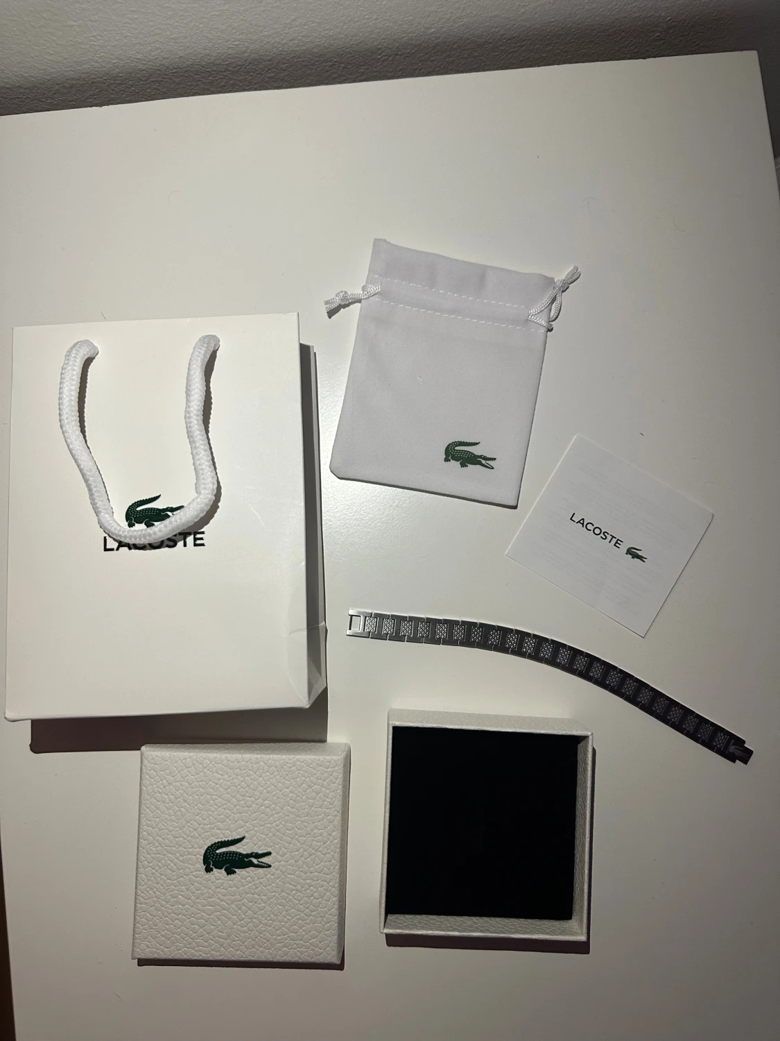 Silverfärgad Lacoste armband 