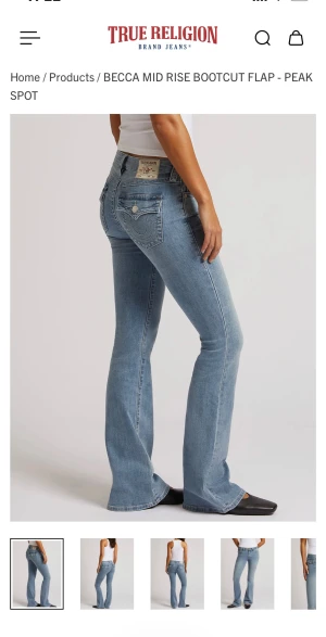 True Religion ljusblå bootcut jeans - Snygga ljusblå jeans från True Religion med bootcut och klassiska fickor med lock bak. Jeansen har en lowwasit passform och är tillverkade i mjukt denim med ikonisk logga på bakfickan. Perfekta för dig som gillar en avslappnad men trendig stil. Knappt använda, ungefär 3 gånger!