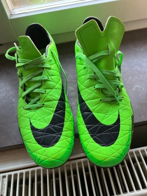 Nike Hypervenom Phantom 1 strl 46 använd fåtal ggr - Sällsynta och eftertraktade fotbollsskor i toppskick! Första generationen Hypervenom (2013–2015), kända för sin lätta känsla och grymma bolltouch med NikeSkin-materialet. Nästan inte använda, inga skador eller slitna dobbar. Pris: 2 200 kr (eller bud nära)  Finns på Södermalm – kan skickas mot frakt.  Endast seriösa köpare, tack!